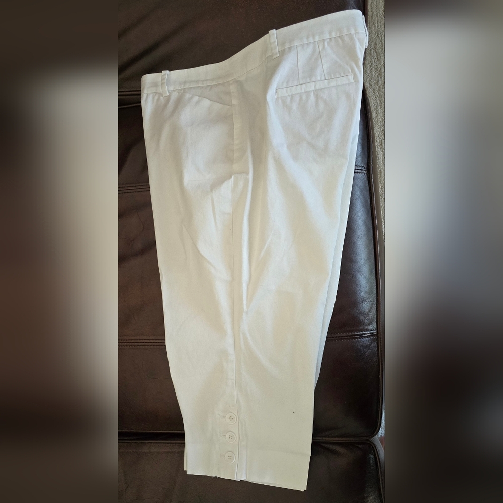 NWOT Women's White Capris with 3 button detail on leg, button and zip front